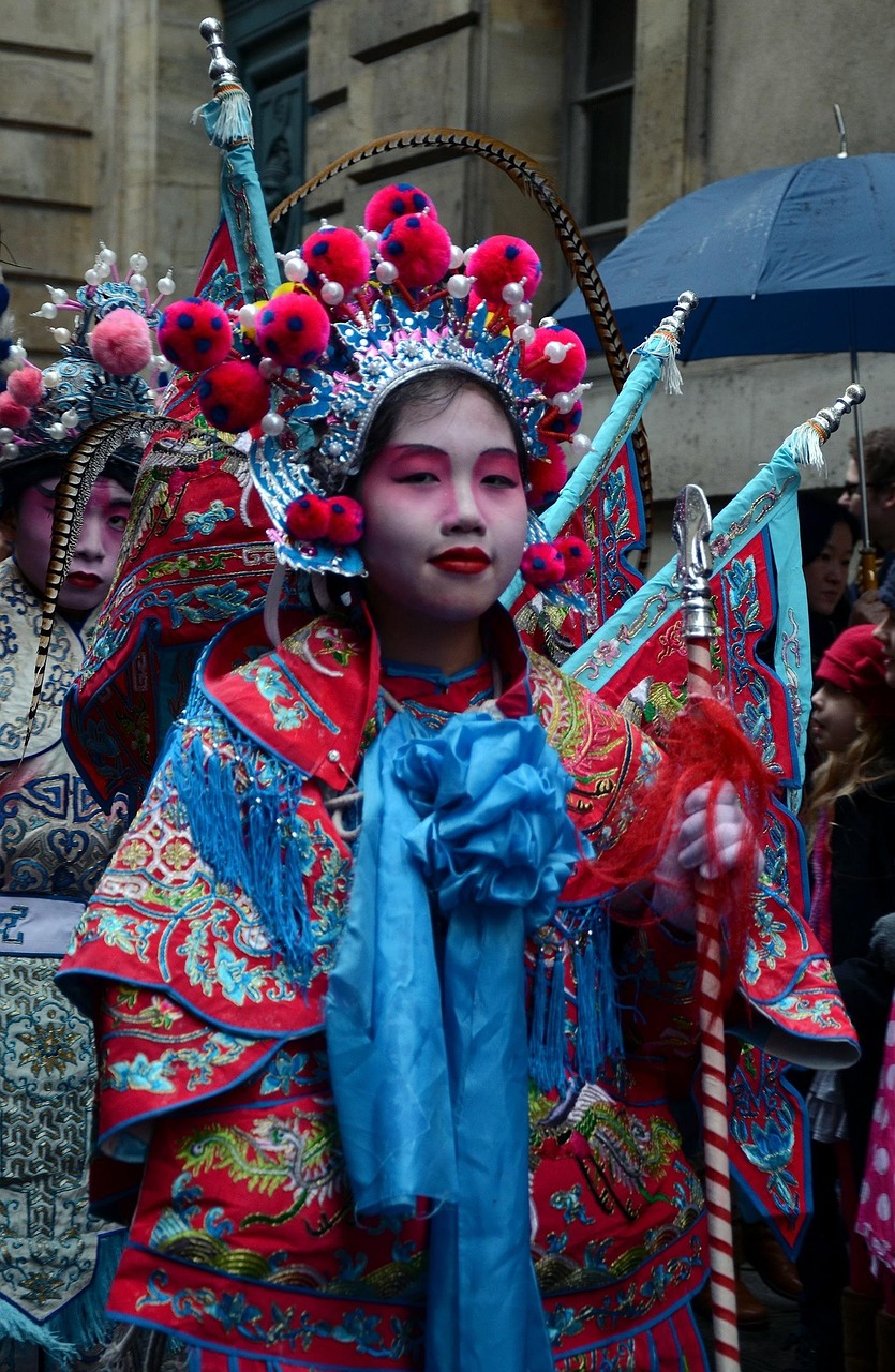 给外国人展示中华服饰之美，中华服饰之美，向世界展示独特魅力